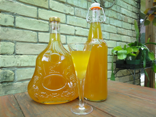 Две бутылки процеженной абрикосовой настойки