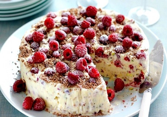 торт с заварным кремом, ягодами и шоколадом