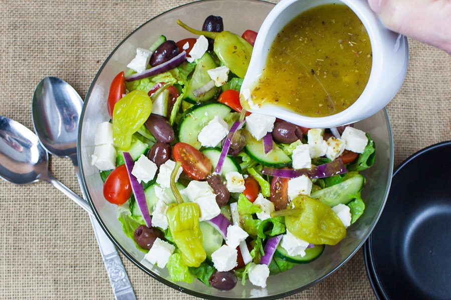 Салат из овощей с соевой заправкой. Греческий салат. Соус для греческого салата. Салат для греческого салата. Соус для греческого салата в домашних.