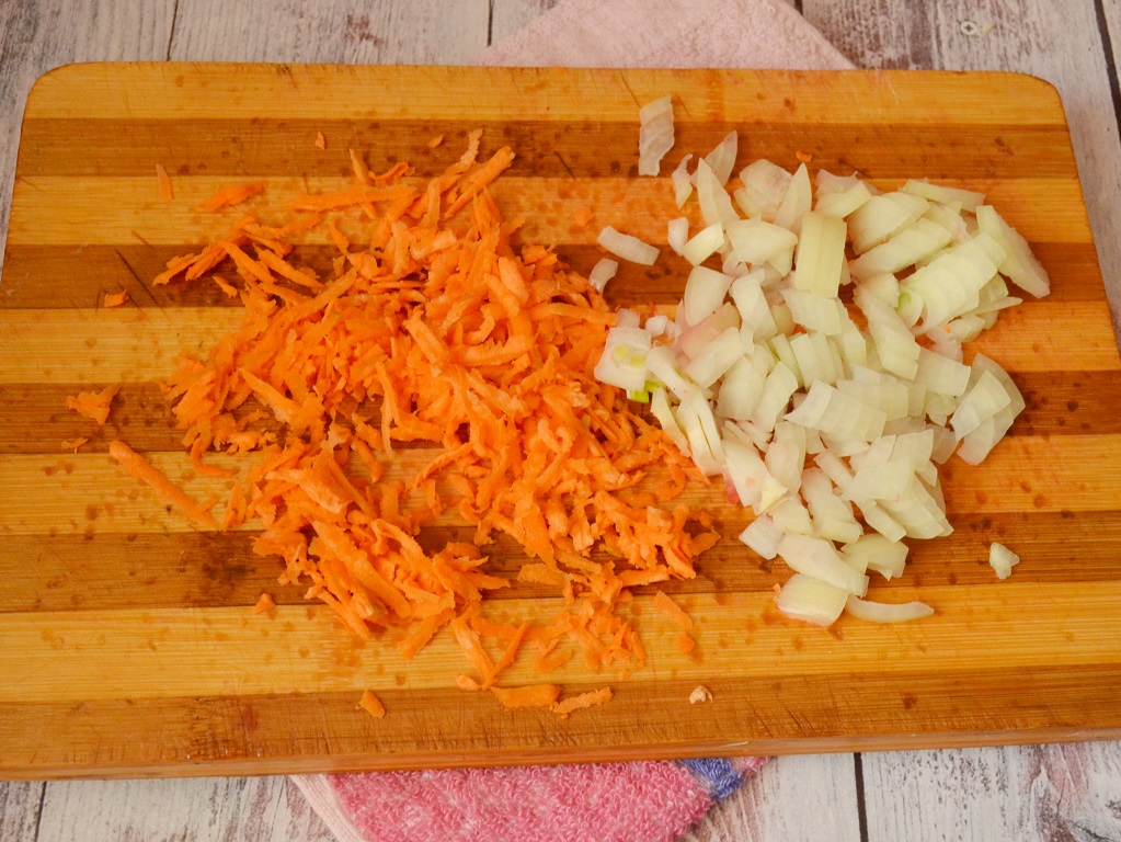Нарезка моркови и лука