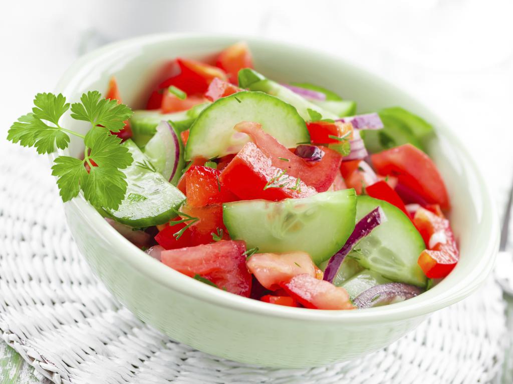 простой и вкусный салат с помидорами