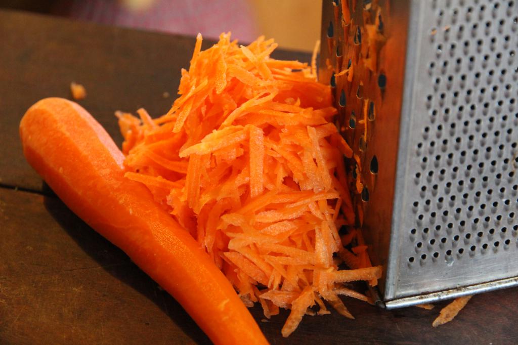 Измельчить морковь