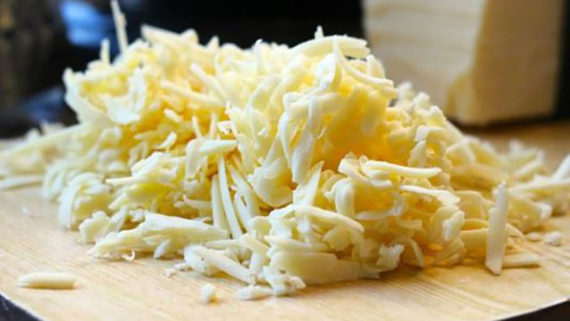 Сыр измельчить на терке