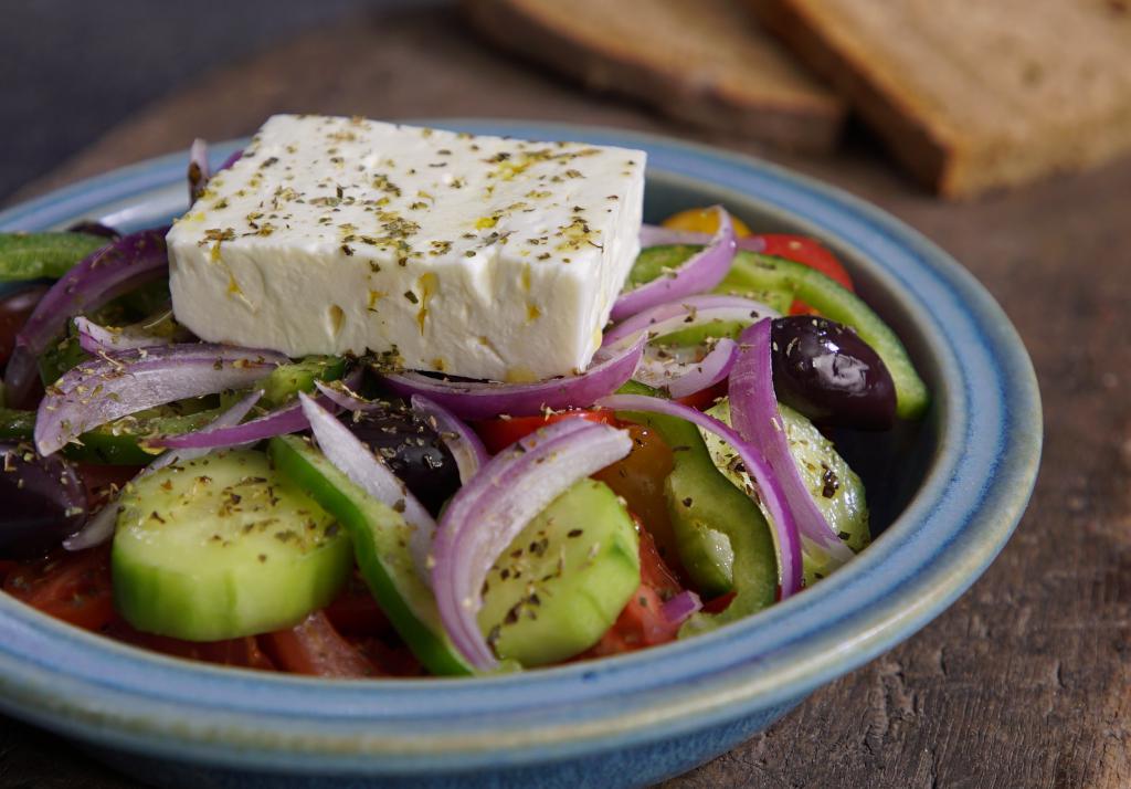 Настоящий греческий салат как подавать