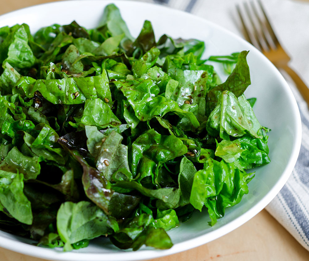 салат с языком и зеленым салатом