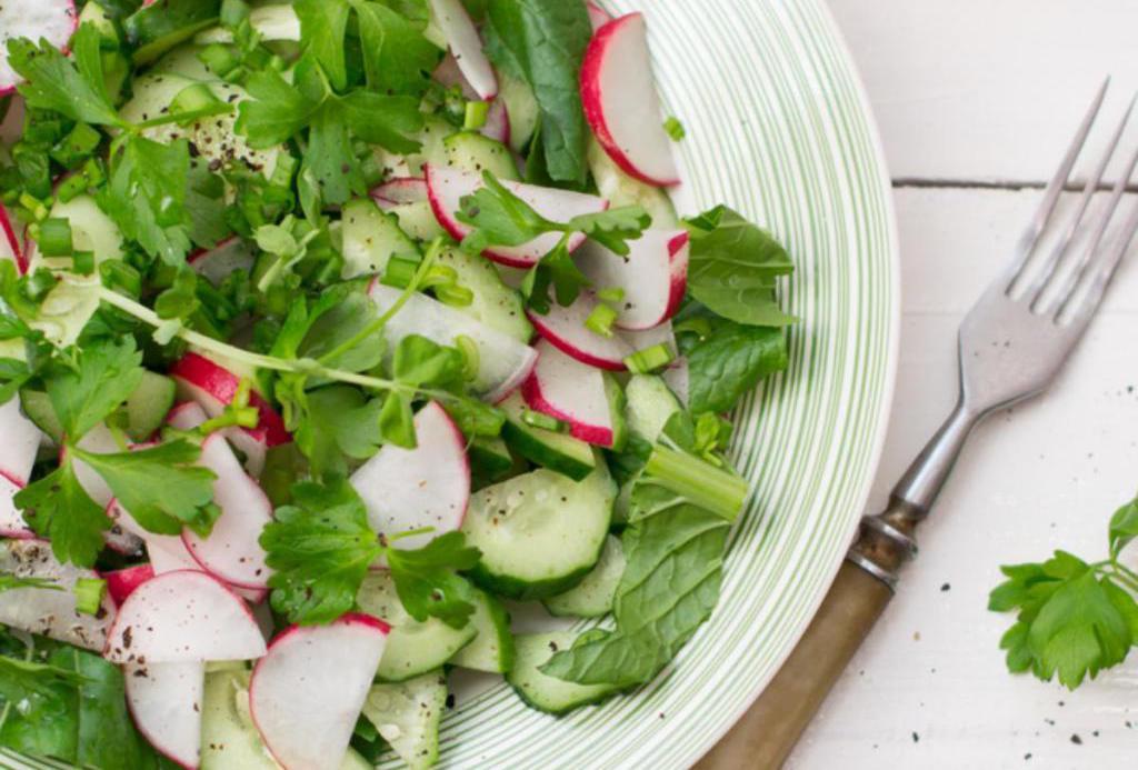 салат с ветчиной и зеленым салатом