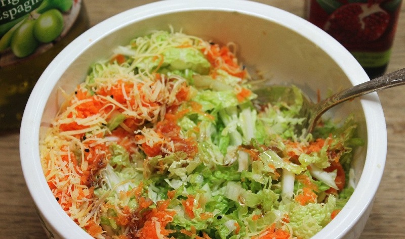 Салат с пекинской капустой, морковью, редькой