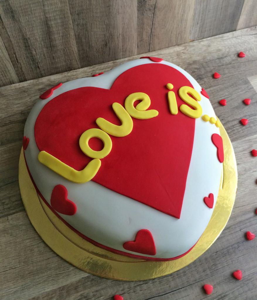 Торт Love Is с сердечком