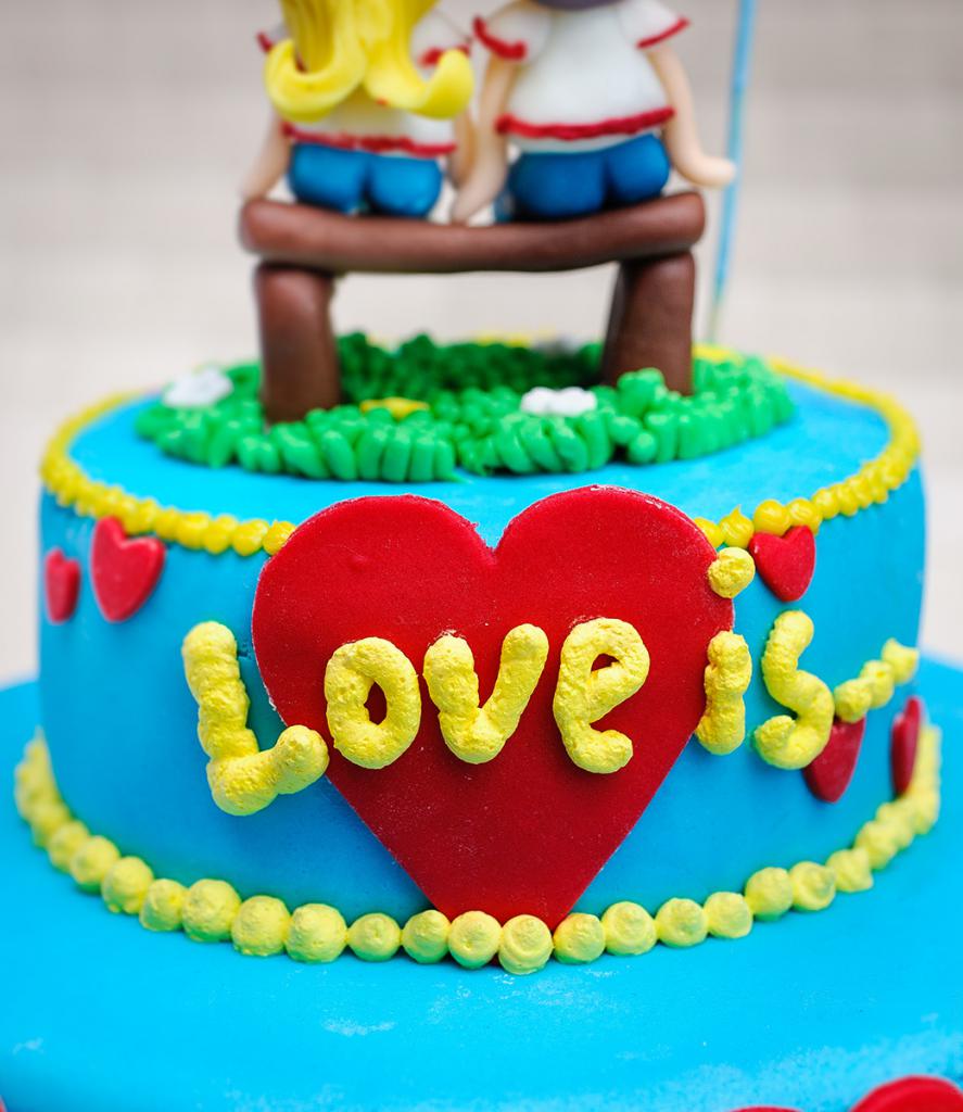 Торт Love Is голубой