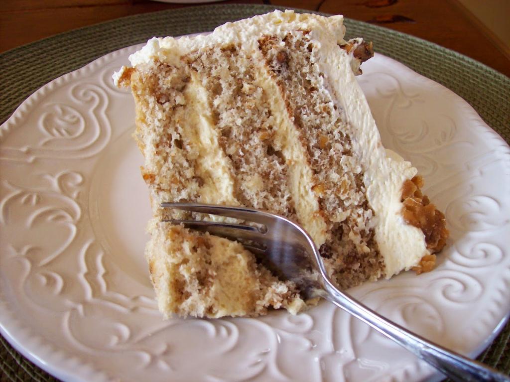 кусок торта с заварным кремом