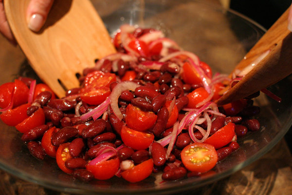 салат из фасоли с томатами