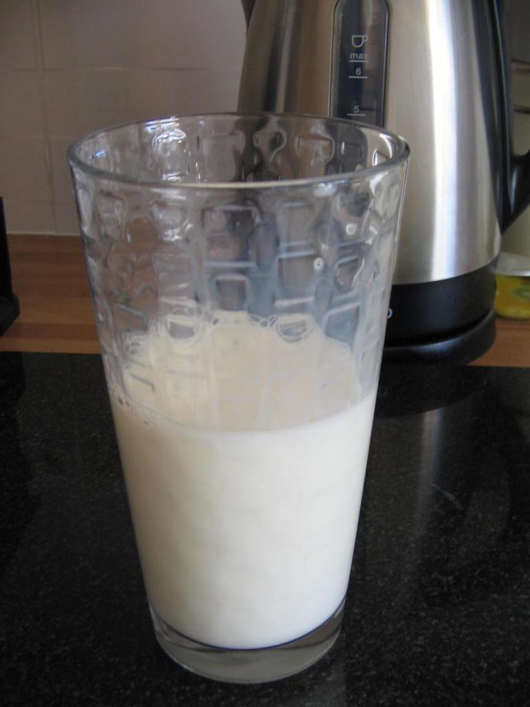 100 грамм молока в граненом стакане