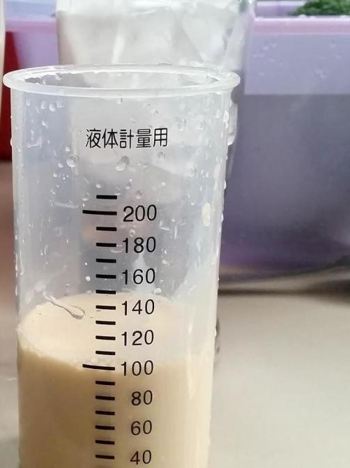 100 мл молока в мерном стакане