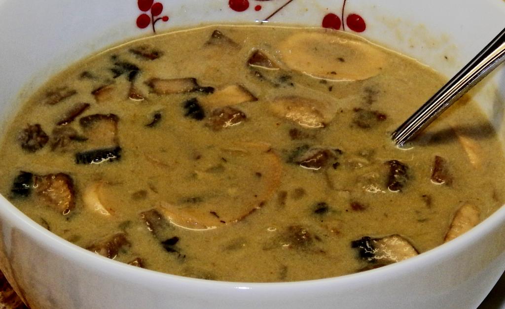 вегетарианский суп с белыми грибами