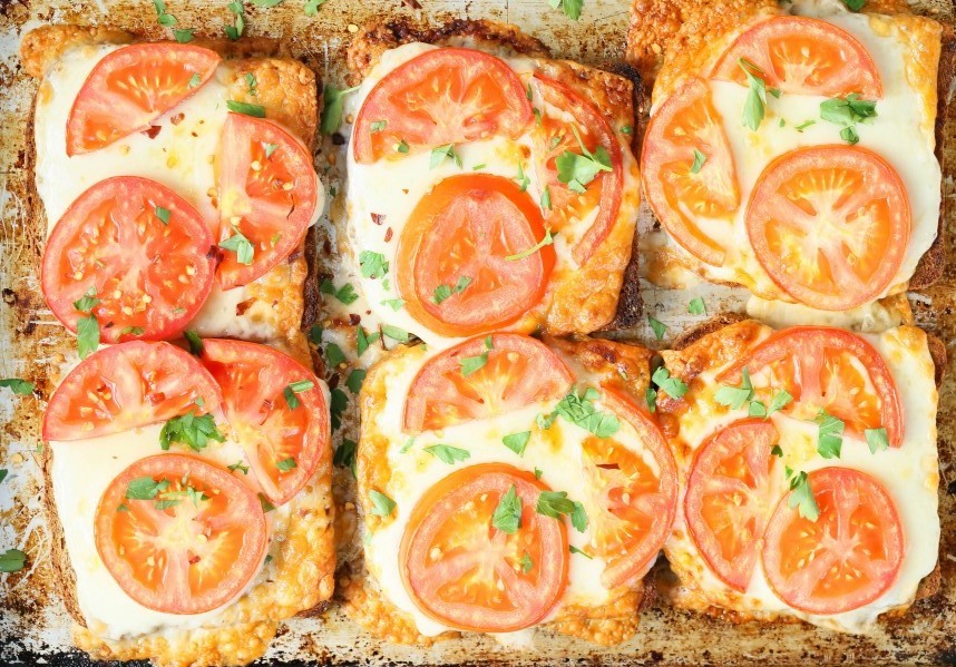 Простые тосты с сыром и томатами